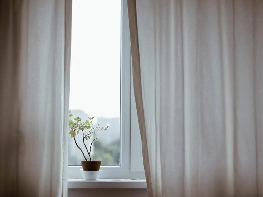 Janela com cortinas claras
